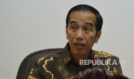 Presiden Joko Widodo memimpin rapat terbatas di kantor Presiden, Jakarta, Kamis (15/3). 