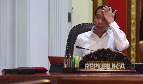 Presiden Joko Widodo memimpin rapat terbatas di Kantor Presiden, Jakarta, Selasa (16/7/2019). 