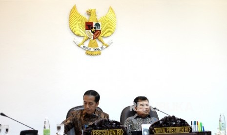  Presiden Joko Widodo memimpin rapat terbatas terkait ujian nasional (UN) di Kantor Kepresidenan, Jakarta, Senin (19/12).