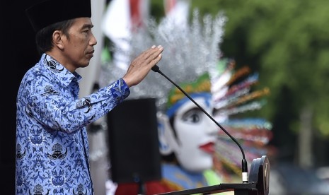 Presiden Joko Widodo memimpin upacara peringatan HUT ke-46 Korps Pegawai Republik Indonesia (Korpri), di Monas, Jakarta, Rabu (29/11). 