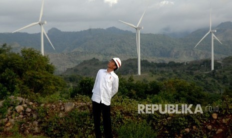 Presiden Joko Widodo memperhatikan turbin kincir angin usai meresmikan Pembangkit Listirk Tenaga Bayu (PLTB) di Desa Mattirotasi, Kabupaten Sidrap, Sulawesi Selatan, Senin (2/7).