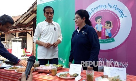 Presiden Joko Widodo memperlihatkan makanan lokal dalam kampanye pencegahan stunting atau kerdil di Kecamatan Bantargadung, Kabupaten Sukabumi Jawa Barat Ahad (8/4).