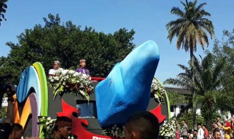 Presiden Joko Widodo menaiki kendaraan hias 'Kareta Pancasila' dalam Karnaval Kemerdekaan, Sabtu (26/8). 