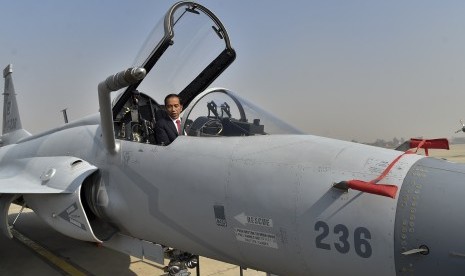 Presiden Joko Widodo menaiki kokpit pesawat tempur JF-17 Thunder untuk melihat dari dekat pesawat tersebut sesaat sebelum bertolak menuju Bangladesh di Pangkalan Udara Nur Khan, Islamabad, Pakistan, Sabtu (27/1). 