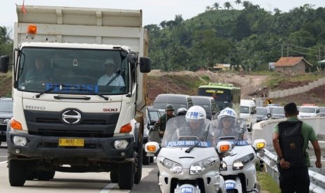 Presiden Joko Widodo menaiki truk sebagai penanda peresmian Tol Bakauheni, Lampung, Ahad (21/1).