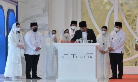 Presiden Joko Widodo menandatangani prasasti saat meresmikan Masjid At-Thohir di Tapos, Kota Depok, Jawa Barat Rabu (9/3/2022). .