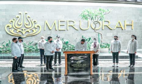 Presiden Joko Widodo menandatangani prasasti saat peresmian Hotel Meruorah Komodo Labuan Bajo, di Nusa Tenggara Timur. Hotel Meruorah di Labuan Bajo, Nusa Tenggara Timur merupakan venue utama penyelenggaraan KTT ASEAN ke-42. Hotel ini dimiliki IFPRO, anak usaha gabungan dua BUMN yakni PT ASDP Indonesia Ferry (persero) PT PP (persero) Tbk. Sementara pengelola hotel yakni Hotel Indonesia Group.