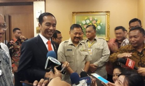 Presiden Joko Widodo menanggapi permintaan perlindungan hukum yang dilayangkan Ketua DPR Setya Novanto, Jakarta, Senin (20/11).