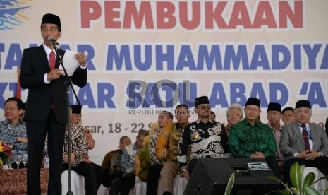 Presiden Joko Widodo menberikan sambutan ketika pembukaan Muktamar Muhammadiyah ke-47 di Lapangan Karebosi, Makasar,Sulsel, Senin (3/8).