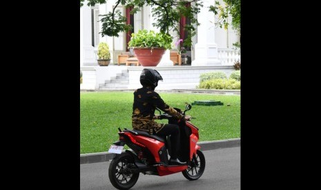 Lelang sebuah motor listrik bertandatangan Joko Widodo, laris di harga Rp 2,5 miliar. Foto Presiden Joko Widodo saat mencoba motor listrik nasional Garansindo electric scooter (gesits) di halaman belakang istana Merdeka (ilustrasi)