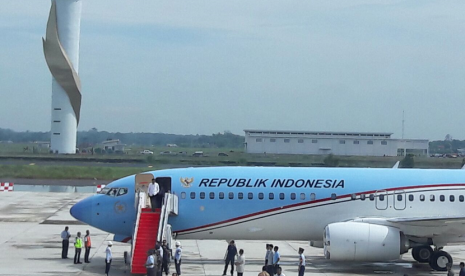 Presiden Joko Widodo mendarat perdana dengan oesawat kepresidenan di Bandara Internasional Jawa Barat  (BIJB) di Kecamatan Kertajati, Kabupaten Majalengka, Kamis (24/5).