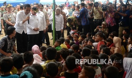 Presiden Joko Widodo menemui anak-anak pengungsi saat mengunjungi tempat pengungsian korban gempa di Masjid Atta Qaruf, Pidie Jaya, NAD, Jumat (9/12).