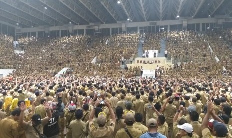 Presiden Joko Widodo menemui belasan ribu perangkat desa yang memenuhi Istora Senayan Jakarta, Senin (14/1). 