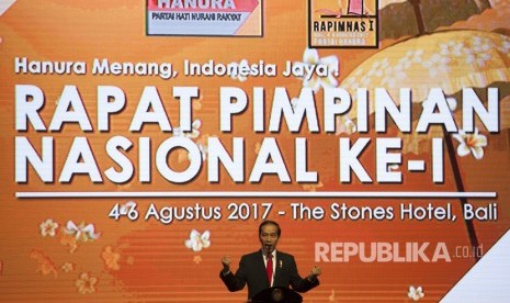 Presiden Joko Widodo meneriakkan yel-yel kepada peserta Rapat Pimpinan Nasional (Rapimnas) ke-1 Partai Hanura di Kuta, Bali, Jumat (4/8).