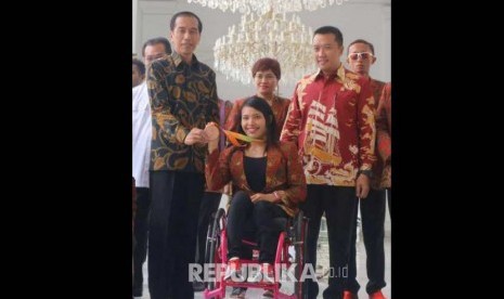 Presiden Joko Widodo menerima atlet peraih medali perunggu dalam Paralympic Games 2016, Ni Nengah Widiasih, di Istana Merdeka, Kamis (22/9).   