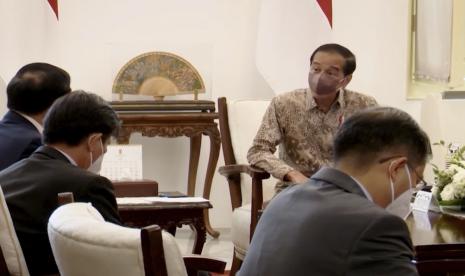 Presiden Joko Widodo menerima kunjungan kehormatan Menteri Luar Negeri Vietnam Bui Thanh Son, Rabu (20/7), di Istana Merdeka, Jakarta.