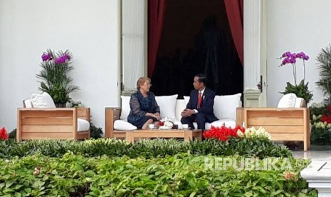 Presiden Joko Widodo menerima kunjungan kerja Presiden Cile Veronica Michelle Bachelet di Istana Merdeka, Jumat (12/5).