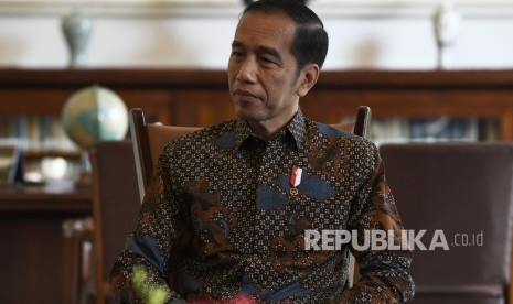 Presiden Joko Widodo menerima Penasihat Hubungan Luar Negeri Presiden Republik Rakyat Tiongkok (RRT) Xi Jinping, Song Tao dan Duta Besar RRT untuk Indonesia Xiao Qian, di Istana Bogor, Jawa Barat, Jumat (20/9/2019). 