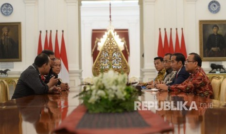  Presiden Joko Widodo menerima perwakilan pengemudi Ojek Online di Istana Merdeka, Jakarta, Selasa (27/3).