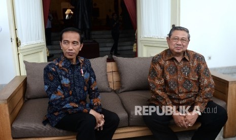  Presiden Joko Widodo menerima Presiden RI ke-6 Susilo Bambang Yudhoyono di Beranda Istana Merdeka, Jakarta, Kamis (9/1).