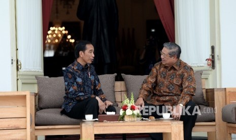  Presiden Joko Widodo menerima Presiden RI ke-6 Susilo Bambang Yudhoyono di Beranda Istana Merdeka, Jakarta, Kamis (9/1). 