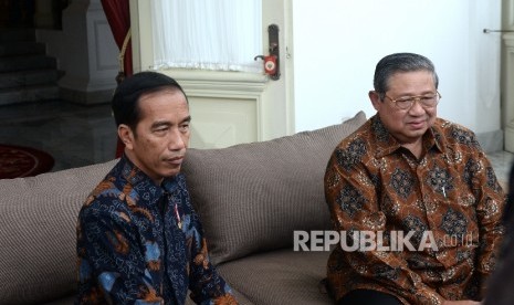 Presiden Joko Widodo menerima Presiden RI ke-6 Susilo Bambang Yudhoyono di Beranda Istana Merdeka, Jakarta, Kamis (9/1).