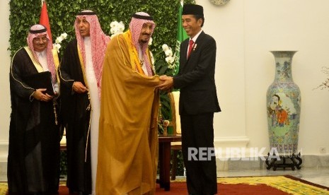  Presiden Joko Widodo menganugerahkan Bintang Republik Indonesia Adipurna kepada Raja Salman bin Abdul Aziz Al-Saud saat kunjungan kenegaraan di Istana Bogor, Jawa Barat, Rabu (1/3).