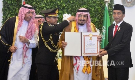 Presiden Joko Widodo menganugerahkan Bintang Republik Indonesia Adipurna kepada Raja Salman bin Abdulaziz Al-Saud saat kunjungan kenegaraan di Istana Bogor, Jawa Barat, Rabu (1/3).