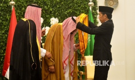 Presiden Joko Widodo menganugerahkan Bintang Republik Indonesia Adipurna kepada Raja Salman bin Abdulaziz Al-Saud saat kunjungan kenegaraan di Istana Bogor, Jawa Barat, Rabu (1/3).