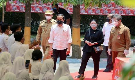  Presiden Joko Widodo mengapresiasi penanganan pandemi Covid-19 dan pemulihan ekonomi Provinsi Banten dalam Pengarahan Kepada Forum Koordinasi Pimpinan Daerah (Forkopimda) se-Provinsi Banten di Pendopo Gubernur Banten, KP3B Curug, Kota Serang, Selasa, (21/9). Presiden berharap prestasi tetap menjadikan Provinsi Banten berhati-hati dan waspada dalam penanganan pandemi Covid-19 dan pemulihan ekonomi. 