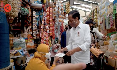 Presiden Joko Widodo mengecek harga dan ketersediaan bahan pokok masyarakat.