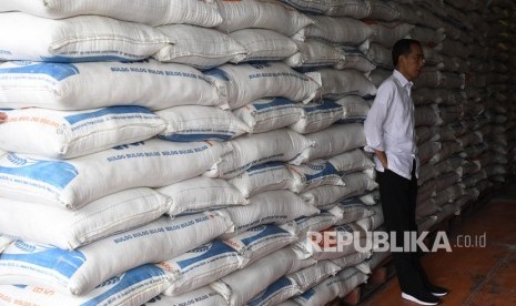 Presiden Joko Widodo mengecek stok beras di Kompleks Pergudangan Bulog, Jakarta, Kamis (10/1/2019).