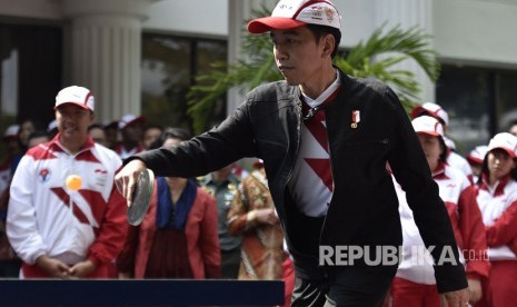 Manajer tim bulu tangkis Indonesia di SEA Games 2017 yang juga mantan pebulu tangkis nasional Susy Susanti dan atlet senior tenis meja Jopie Warsono melawan Presiden Joko Widodo saat bermain tenis meja melawan usai pelepasan kontingen Indonesia ke SEA Games XXIX Malaysia di Kompleks Istana Kepresidenan, Jakarta, Senin (7/8).