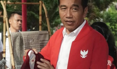 Presiden Joko Widodo mengenakan baseball jacket edisi khusus dari Giordano