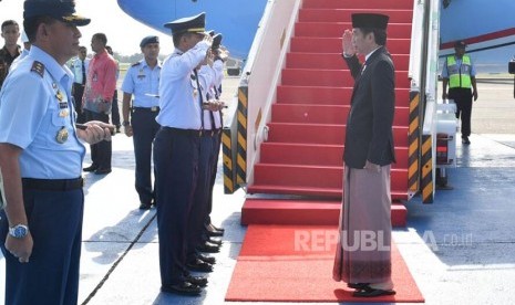 Presiden Joko Widodo mengenakan setelan sarung dan jas saat akan terbang dari Bandara Halim Perdanakusuma menuju Semarang untuk mengukuti acara maulid Nabi Muhammad SAW 1438 H. 