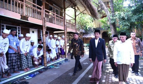 Mengenakan setelan sarung dan jas hitam, Presiden Jokowi bertandang ke Pondok Pesantren At-Taufiqy di Desa Rowokembu, Kecamatan Wonopringgo, Kabupaten Pekalongan, Ahad (8/1).