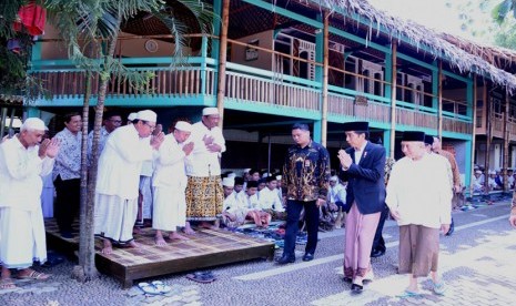 Mengenakan setelan sarung dan jas hitam, Presiden Jokowi bertandang ke Pondok Pesantren At-Taufiqy di Desa Rowokembu, Kecamatan Wonopringgo, Kabupaten Pekalongan, Ahad (8/1).