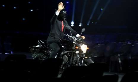     Indonesian President Joko Widodo enters Gelora Bung Karno Main Stadium, Senayan, Jakarta, Saturday (Aug 18).