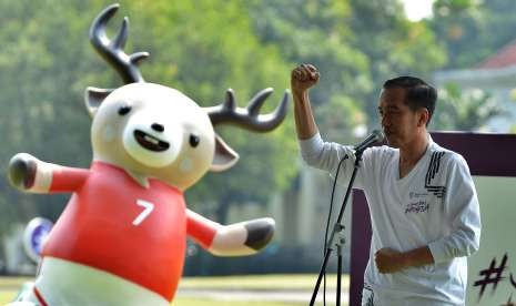 Presiden Joko Widodo mengepalkan tangan saat menyampaikan sambutan pada acara promosi Asian Games 2018 dan Gerakan Jalan Terus Indonesia di Istana Bogor, Jawa Barat, Sabtu (4/8). 