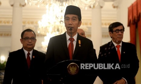 Presiden Joko Widodo menggelar konferensi pers terkait penerbitan Perpres Perlindungan Anak di Istana Negara, Jakarta, Rabu (25/5). (Republika/ Wihdan)