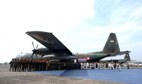 Presiden Joko Widodo menggelar konferensi pers usai melihat persiapan pengiriman bantuan kemanusiaan untuk pengungsi Rohingya di Pangkalan TNI AU, Bandara Halim Perdanakusumah, Jakarta, Rabu (13/9). 