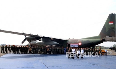 Presiden Joko Widodo menggelar konferensi pers usai melihat persiapan pengiriman bantuan kemanusiaan untuk pengungsi Rohingya di Pangkalan TNI AU, Bandara Halim Perdanakusumah, Jakarta, Rabu (13/9).