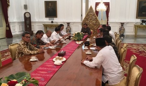 Presiden Joko Widodo menggelar rapat koordinasi di Istana dengan sejumlah anggota Kabinet Kerja, Jumat (4/11) malam.