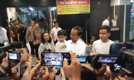 Presiden Joko Widodo menggendong cucu pertamanya, Jan Ethes, seusai menjenguk menantunya, Selvi Ananda, yang baru saja menjalani persalinan di Rumah Sakit PKU Muhammadiyah Solo, Jumat (15/11) malam. 