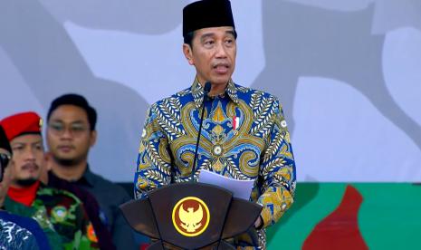 Presiden Joko Widodo. Jokowi  menegaskan bahwa aturan untuk mengendalikan niaga-el atau e-commerce berbasis media sosial akan segera disiapkan