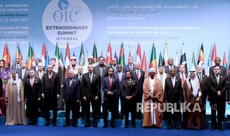 Group photo of the OIC Extraordinary Summit in Istanbul, Turkey, on Wednesday.