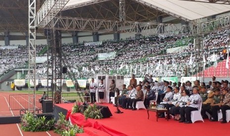 Presiden Joko Widodo menghadiri peringatan Hari Guru Nasional di Bekasi, Sabtu (2/12)