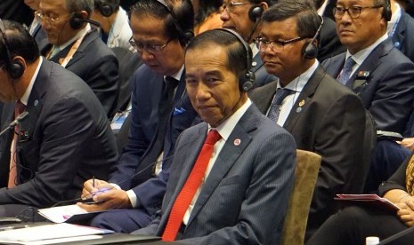 Presiden Joko Widodo menghadiri pertemuan KTT Ke-21 ASEAN-Cina di Pusat Konvensi Suntec, Singapura, Rabu (14/11/2018). 