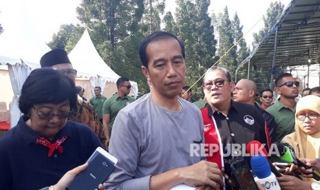 Presiden Joko Widodo mengikuti lomba kicau burung di Kebun Raya Bogor, Ahad (11/3). 