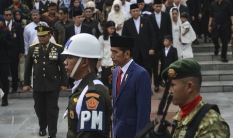 Presiden Joko Widodo mengiringi jenazah Ibu Negara periode 2004-2014 Ani Yudhoyono saat tiba di Taman Makam Pahlawan Nasional Utama (TMP) Kalibata, Jakarta, Ahad (2/6/2019). 